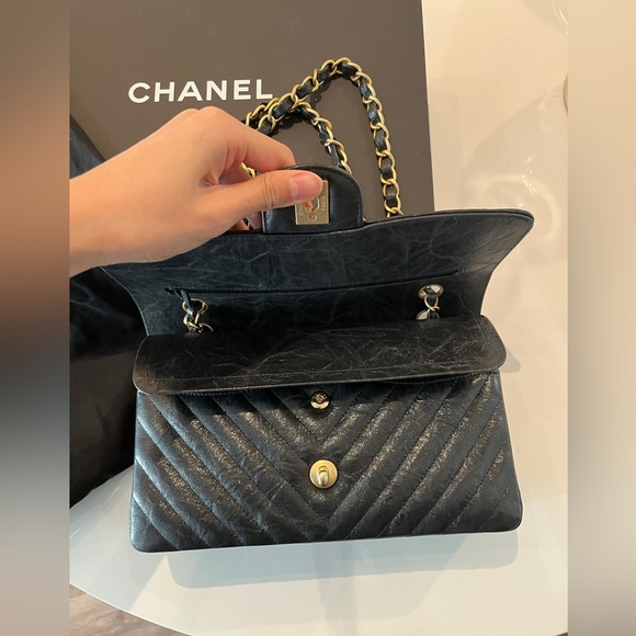 Chanel Classic Flap Black Medium - Picture 2 of 12